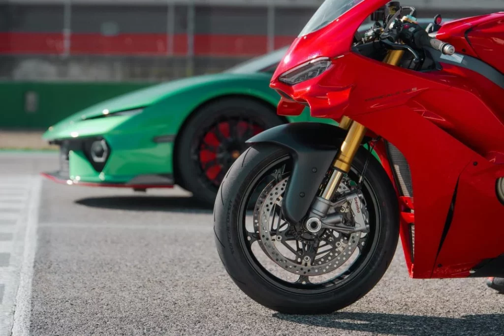 El Lamborghini Temerario se enfrenta a su 'alter ego' de dos ruedas: la Ducati Panigale V4 9 Motor16 2025 Lamborghini Temerario Ducati Panigale 2 Motor16