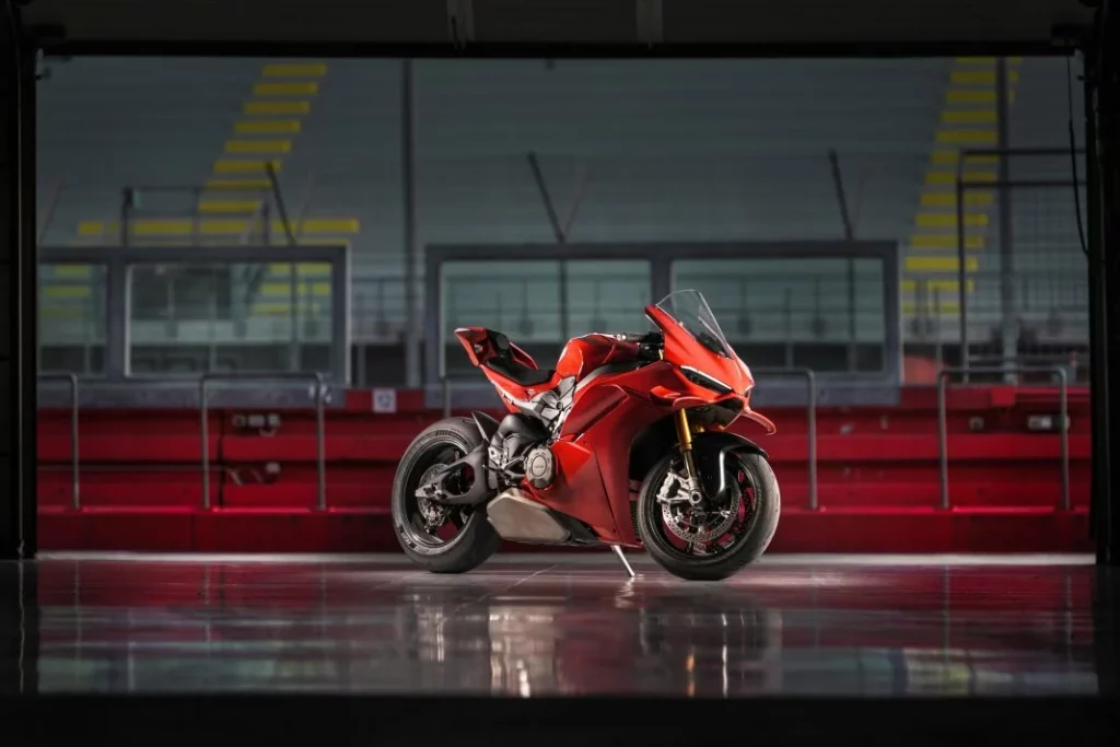 El Lamborghini Temerario se enfrenta a su 'alter ego' de dos ruedas: la Ducati Panigale V4 2 Motor16 2025 Lamborghini Temerario. Ducati Panigale. Imagen estática.