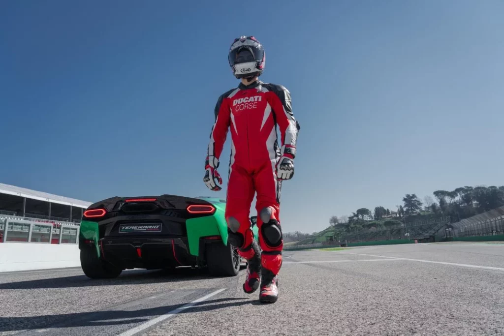 El Lamborghini Temerario se enfrenta a su 'alter ego' de dos ruedas: la Ducati Panigale V4 10 Motor16 2025 Lamborghini Temerario Ducati Panigale 4 Motor16
