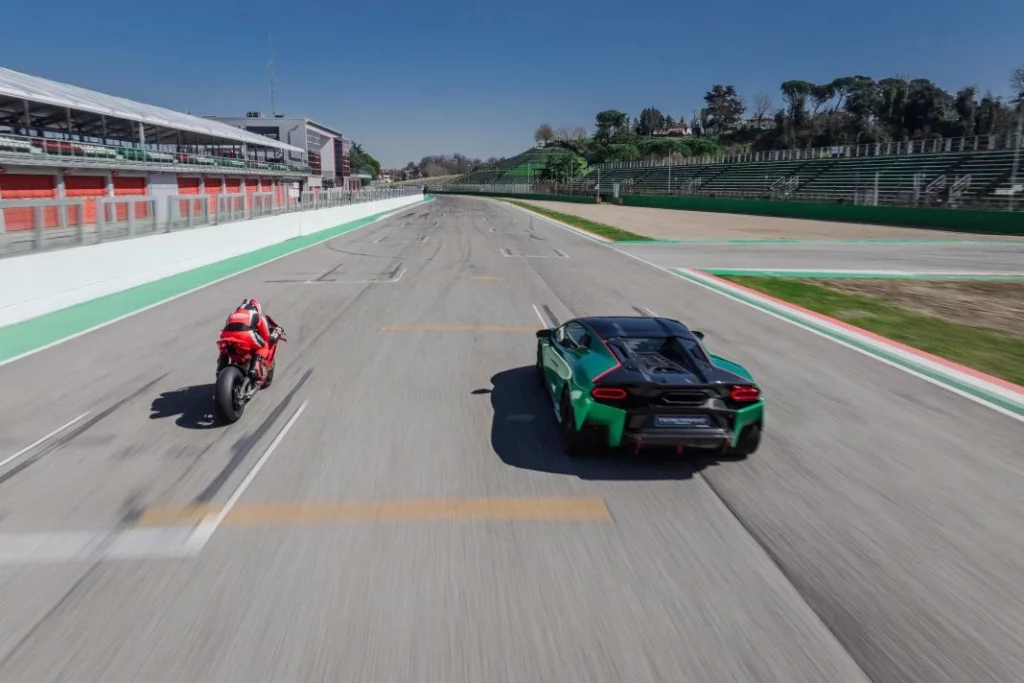 El Lamborghini Temerario se enfrenta a su 'alter ego' de dos ruedas: la Ducati Panigale V4 3 Motor16 2025 Lamborghini Temerario. Ducati Panigale. Imagen movimiento.