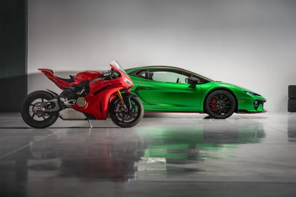 El Lamborghini Temerario se enfrenta a su 'alter ego' de dos ruedas: la Ducati Panigale V4 1 Motor16 2025 Lamborghini Temerario. Ducati Panigale. Imagen estudio.