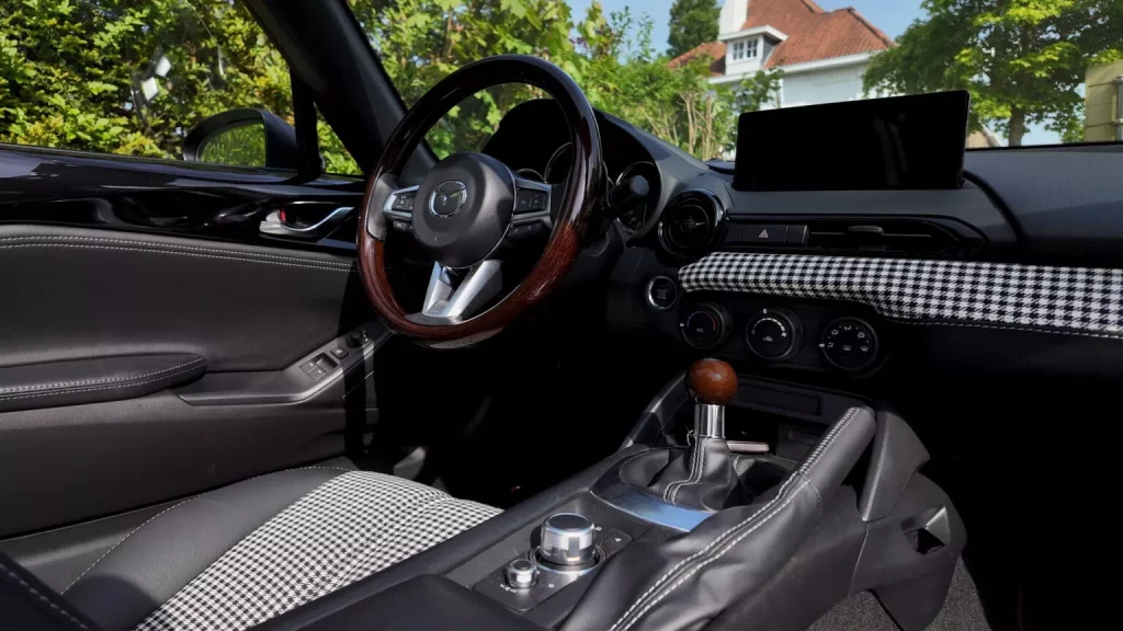 2025 Mazda MX-5 Toji. Imagen interior.