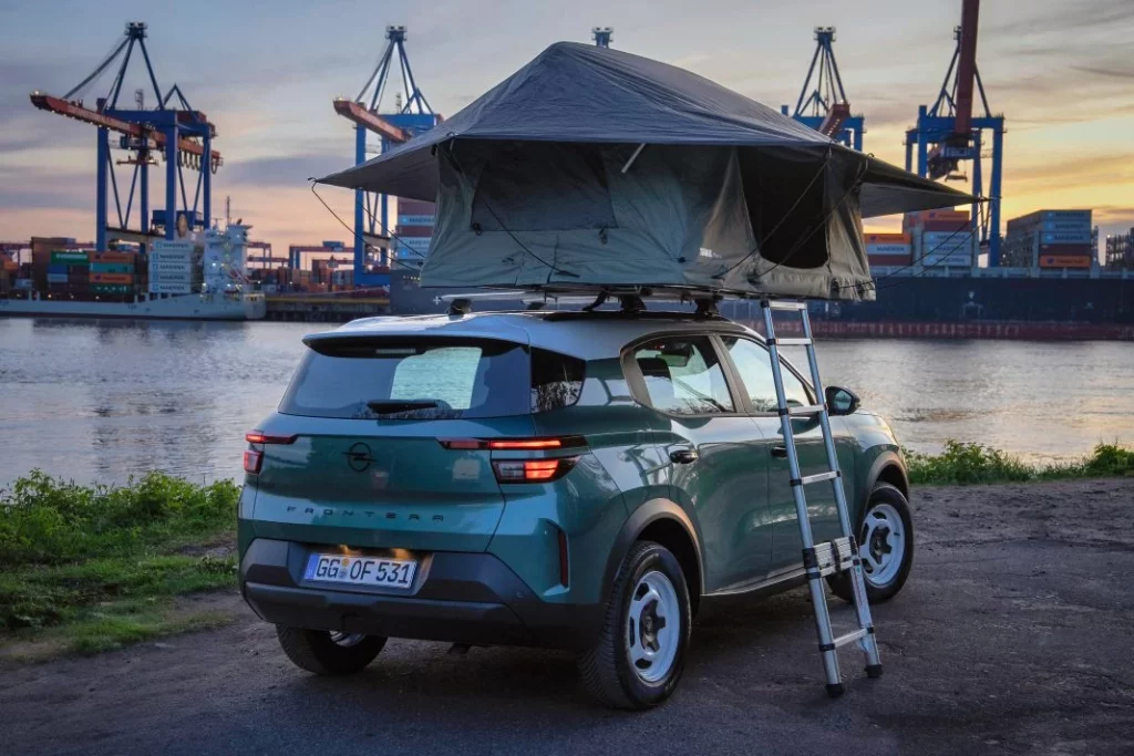 2025 Opel Frontera. Tienda techo Thule. Imagen trasera.