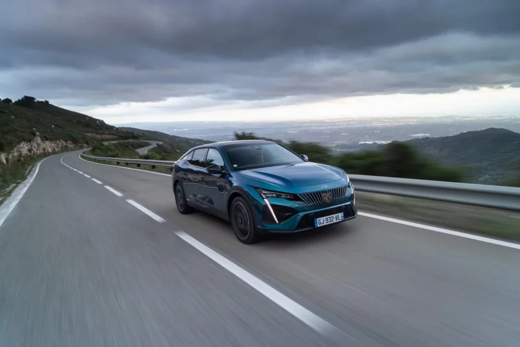 Peugeot 408: Lo mejor de dos mundos en un mismo vehículo 4 Motor16 2025 Peugeot 408 1 Motor16