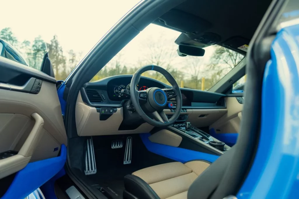 El nuevo Porsche 911 Carrera ya ha pasado por las manos de TechArt 3 Motor16 2025 Porsche 911 992.2. TechArt. Imagen interior.