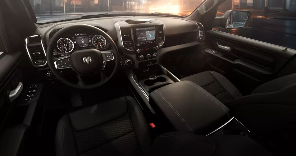 Con este Ram 1500 Express quieren que viajes al año 1939 2 Motor16 2025 Ram 1500 Express. Imagen interior.
