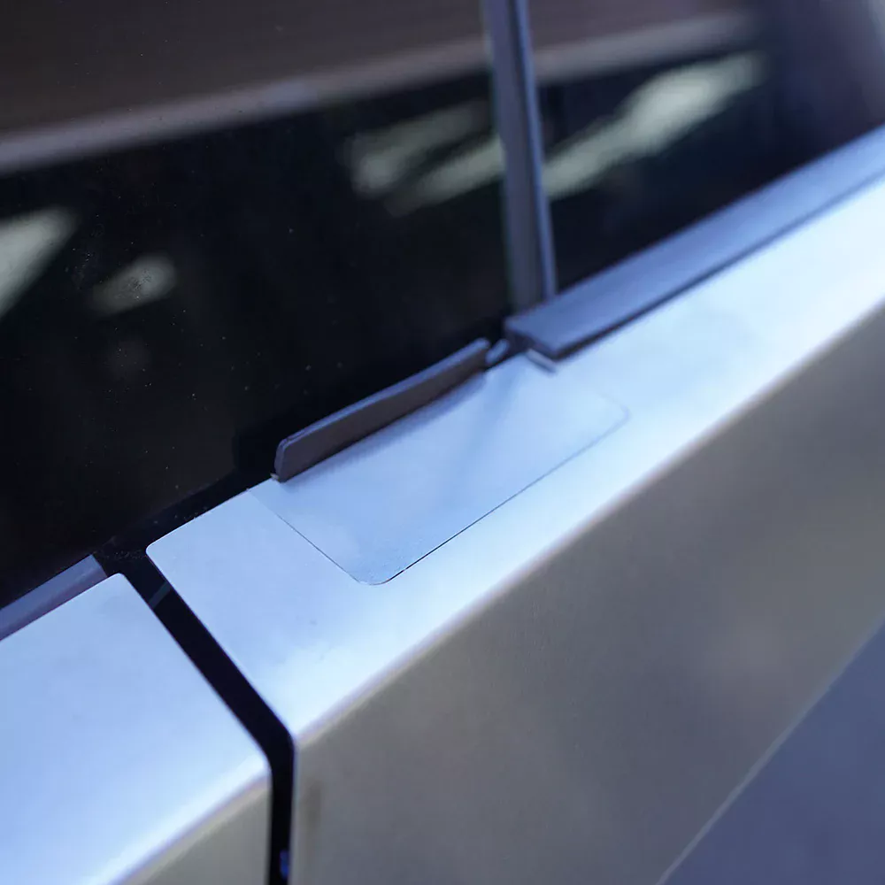 Si odias los retrovisores de tu Tesla Cybertruck los puedes cambiar por una moldura de 299 dólares 4 Motor16 2025 Tesla Cybertruck retrovisor Tesbros 1 Motor16