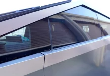 Si odias los retrovisores de tu Tesla Cybertruck los puedes cambiar por una moldura de 299 dólares