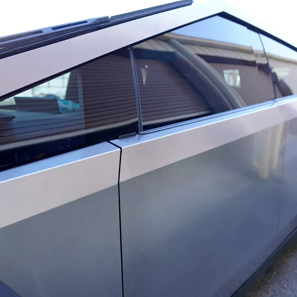 Si odias los retrovisores de tu Tesla Cybertruck los puedes cambiar por una moldura de 299 dólares 2 Motor16 2025 Tesla Cybertruck retrovisor Tesbros 2 Motor16