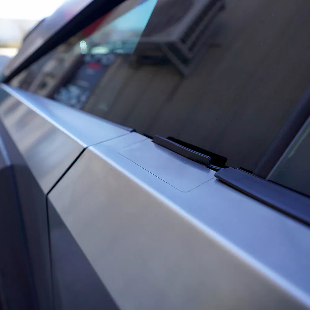 Si odias los retrovisores de tu Tesla Cybertruck los puedes cambiar por una moldura de 299 dólares 3 Motor16 2025 Tesla Cybertruck retrovisor Tesbros 5 Motor16