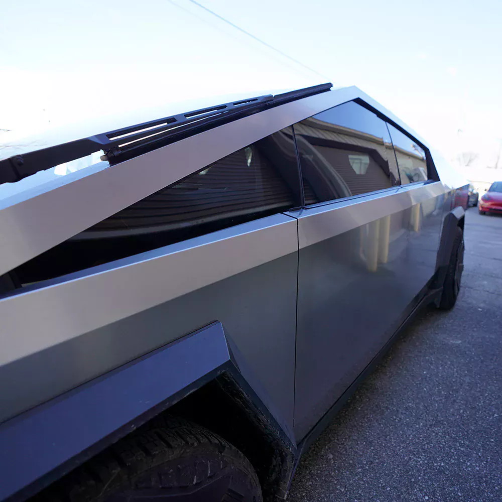 Si odias los retrovisores de tu Tesla Cybertruck los puedes cambiar por una moldura de 299 dólares 1 Motor16 2025 Tesla Cybertruck retrovisor Tesbros 6 Motor16