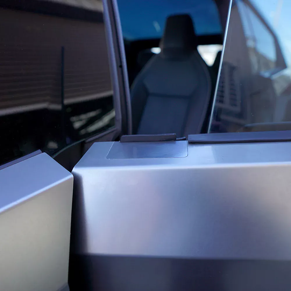 Si odias los retrovisores de tu Tesla Cybertruck los puedes cambiar por una moldura de 299 dólares 5 Motor16 2025 Tesla Cybertruck retrovisor Tesbros 7 Motor16