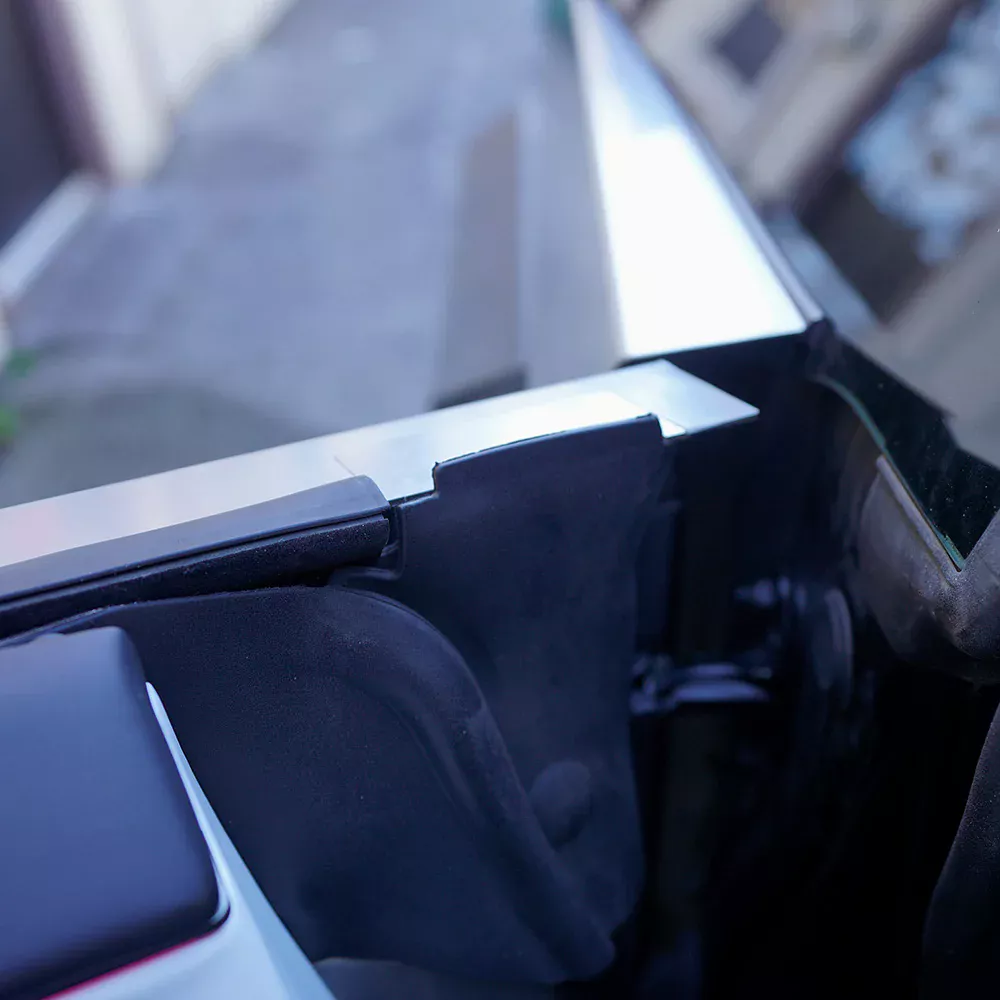 Si odias los retrovisores de tu Tesla Cybertruck los puedes cambiar por una moldura de 299 dólares 7 Motor16 2025 Tesla Cybertruck retrovisor Tesbros 8 Motor16