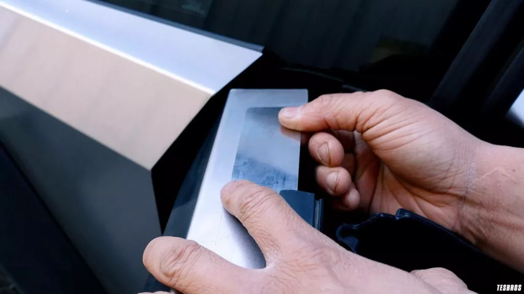 Si odias los retrovisores de tu Tesla Cybertruck los puedes cambiar por una moldura de 299 dólares 6 Motor16 2025 Tesla Cybertruck retrovisor Tesbros 9 Motor16