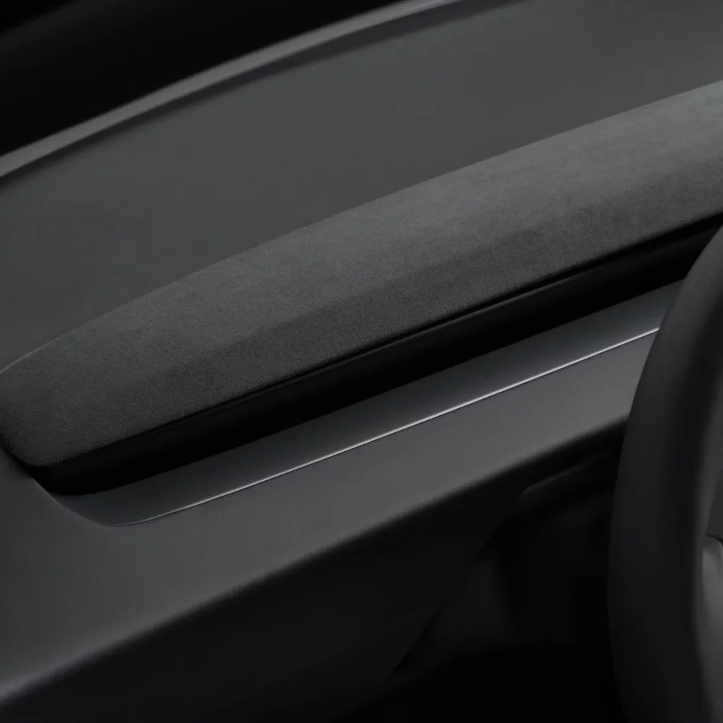 El accesorio que inyecta lujo a tu Tesla Model 3 o Model Y solo cuesta 220 euros 2 Motor16 2025 Tesla Model Y. Interior gamuza. Imagen detalle.
