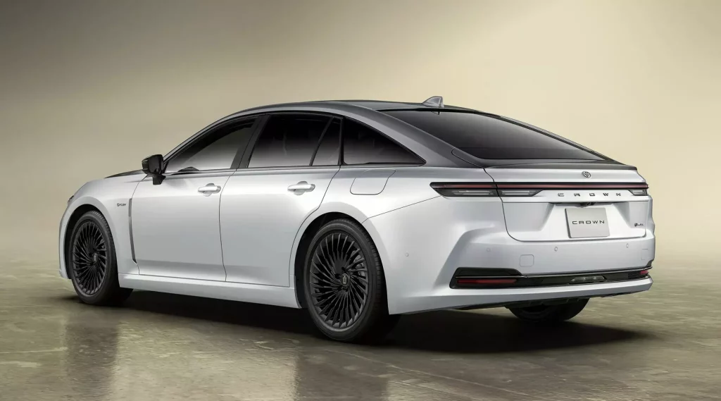 Toyota Crown 70th: Aires de Maybach para celebrar una larga trayectoria 1 Motor16 2025 Toyota Crown 70th. Imagen trasera.