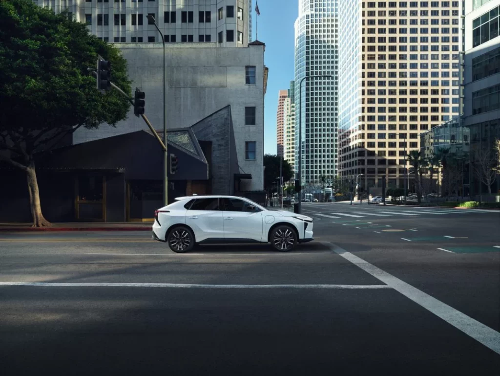 Toyota bZ: Nombre más breve para un SUV eléctrico con más potencia y con más autonomía 2 Motor16 2025 Toyota bZ. USA. Imagen barrido.