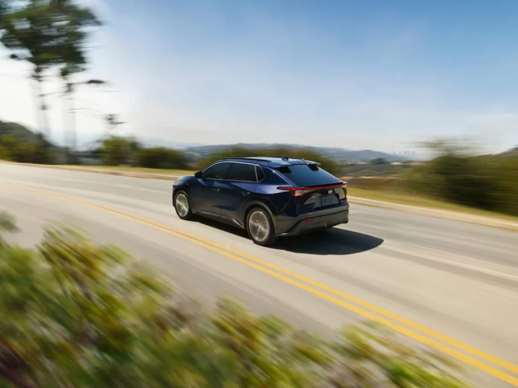 Toyota bZ: Nombre más breve para un SUV eléctrico con más potencia y con más autonomía 3 Motor16 2025 Toyota bZ. USA. Imagen trasera.