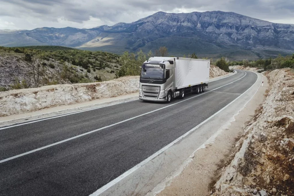 2025 Volvo Trucks. Camión gas. Imagen movimiento.