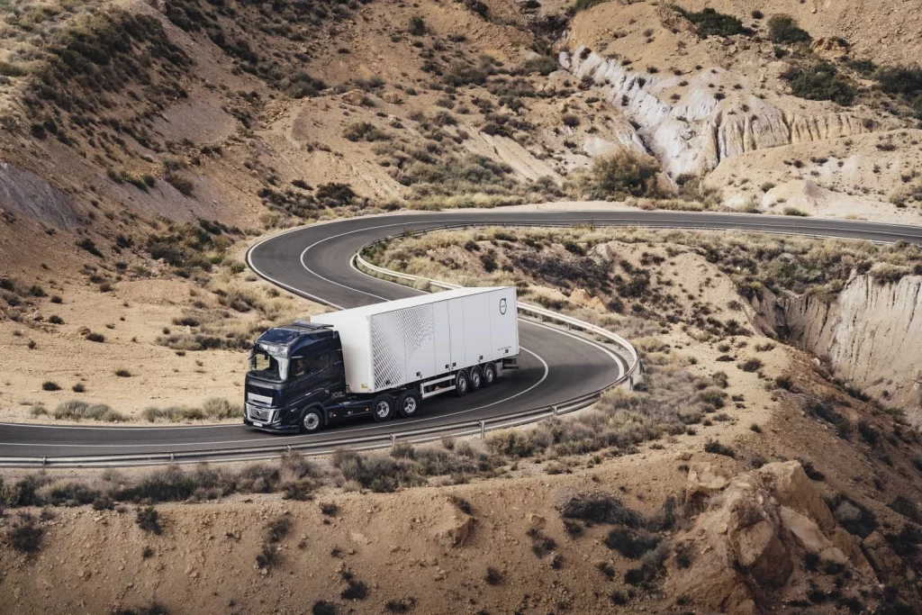 2025 Volvo Trucks. Dirección dinámica. Imagen.