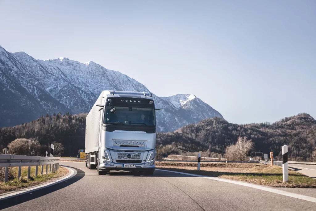 2025 Volvo Trucks. Dirección dinámica. Imagen exterior.