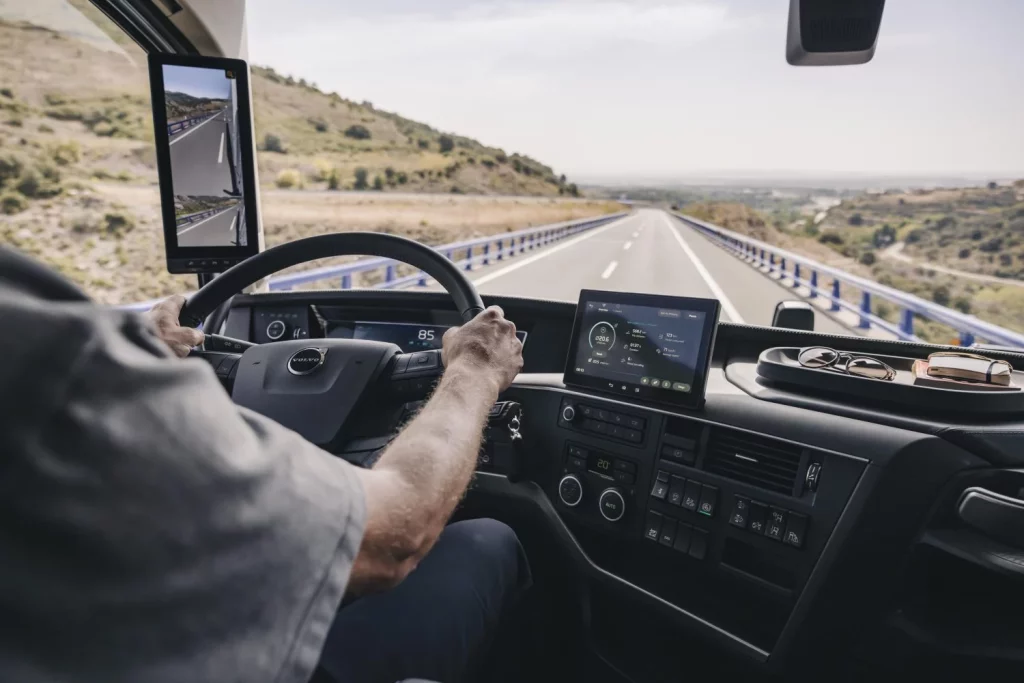 2025 Volvo Trucks. Dirección dinámica. Imagen interior.