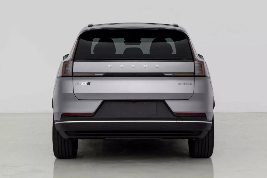 2025 Volvo XC70. MIIT. Imagen trasera.