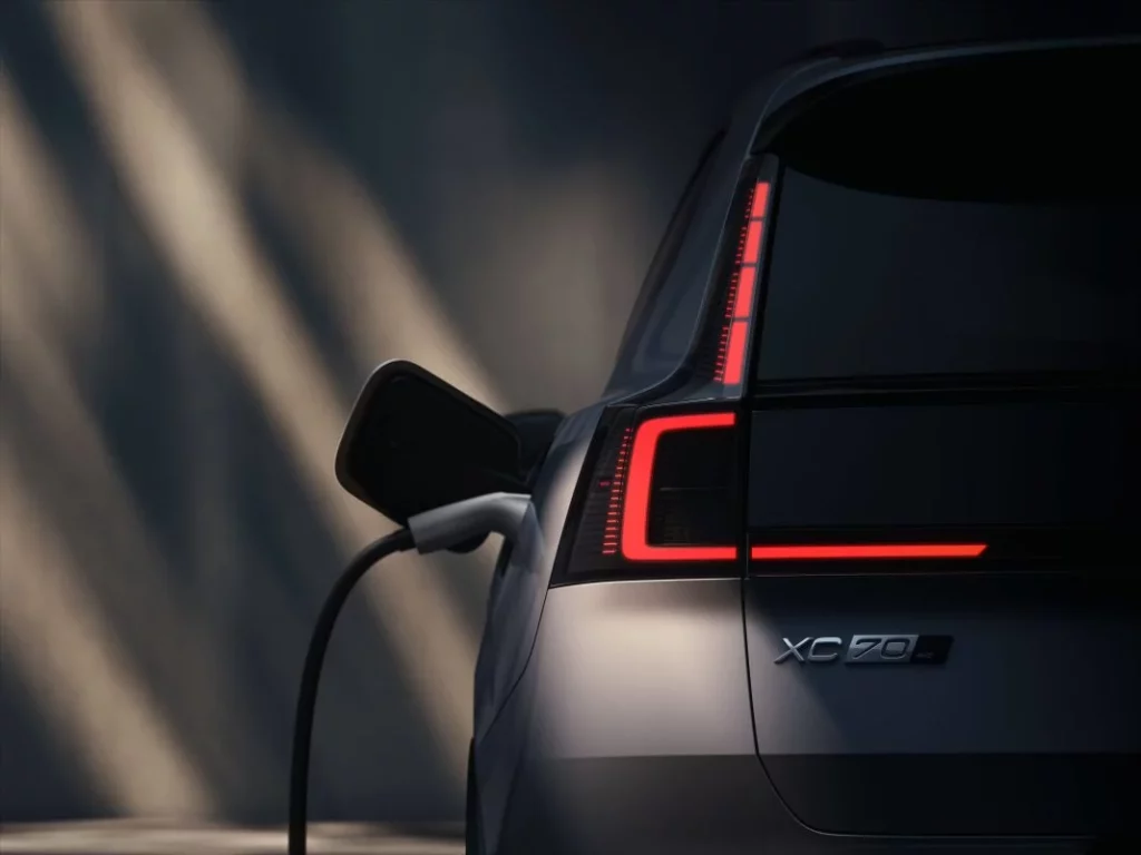 XC70: El SUV perfecto de Volvo está al caer con 200 km de autonomía eléctrica 6 Motor16 2025 Volvo XC70 Teaser 1 Motor16