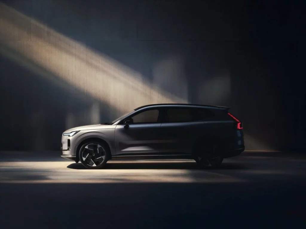 XC70: El SUV perfecto de Volvo está al caer con 200 km de autonomía eléctrica 2 Motor16 2025 Volvo XC70. Imagen lateral.