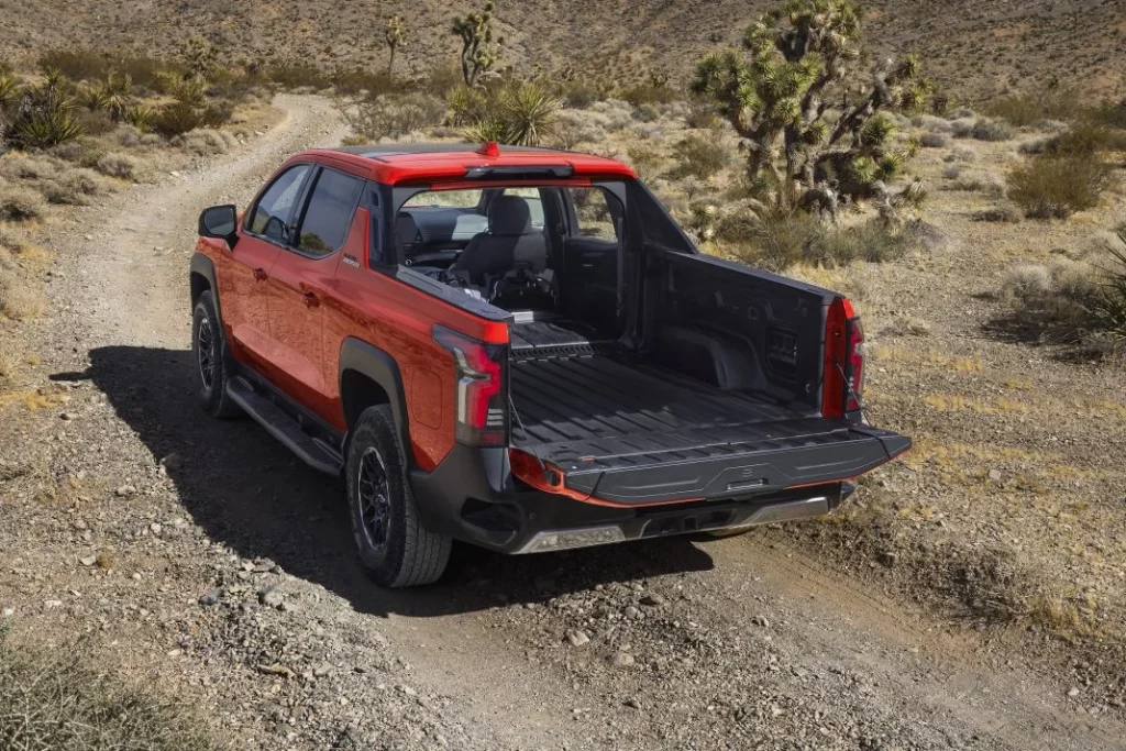 2025 Chevrolet Silverado EV Trail Boss. Imagen trasera.