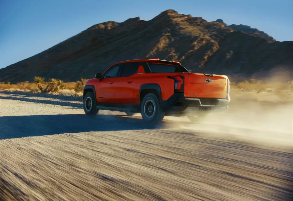 2025 Chevrolet Silverado EV Trail Boss. Imagen movimiento.