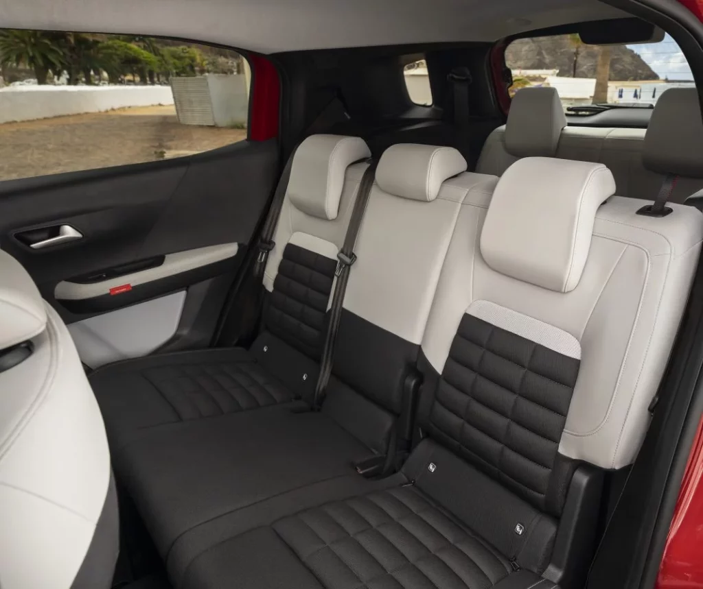 La seña de identidad del interior del nuevo Citroën C3 Aircross que tienes por 19.290 euros 1 Motor16 2025 Citroën C3 Aircross. Imagen asientos traseros.