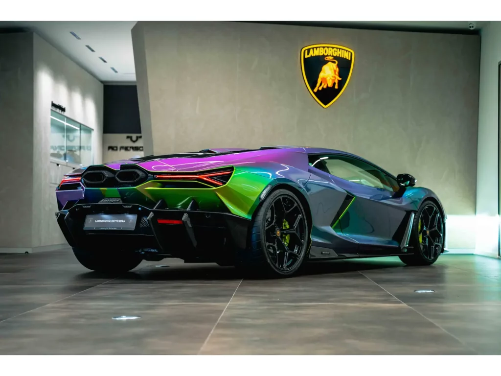 2025 Lamborghini Revuelto. Verde Agave. Imagen trasera.