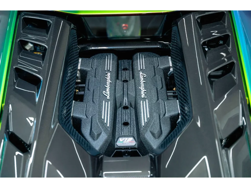 2025 Lamborghini Revuelto. Verde Agave. Imagen motor.