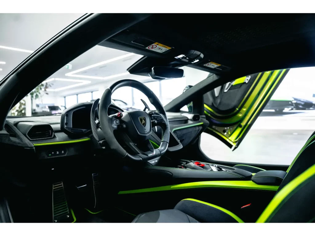 2025 Lamborghini Revuelto. Verde Agave. Imagen interior.