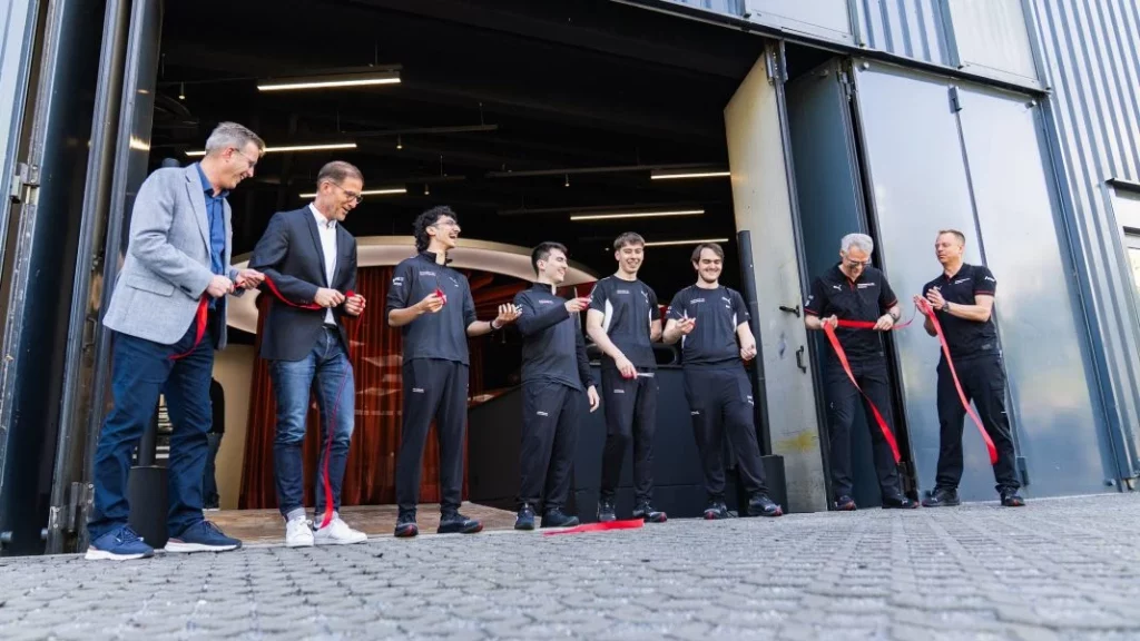 Porsche estrena el centro donde formará a sus futuros pilotos... de videojuego 4 Motor16 2025 porsche centro formacion esports 1 Motor16