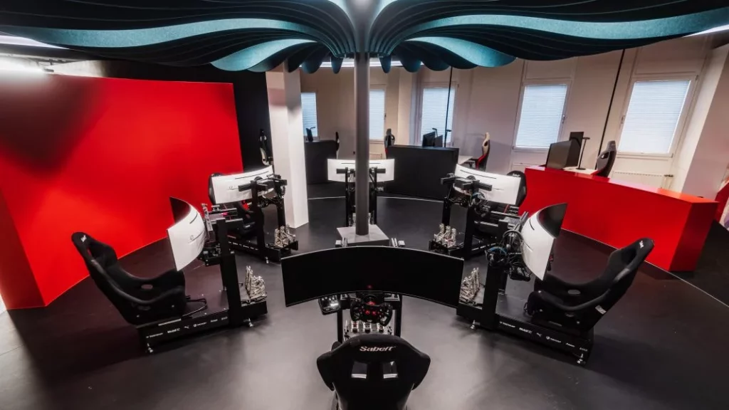 Porsche estrena el centro donde formará a sus futuros pilotos... de videojuego 5 Motor16 2025 porsche centro formacion esports 2 Motor16