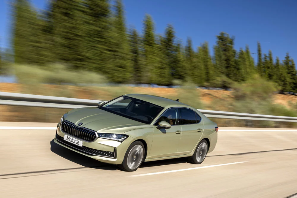 2025 skoda superb prueba 1 Motor16