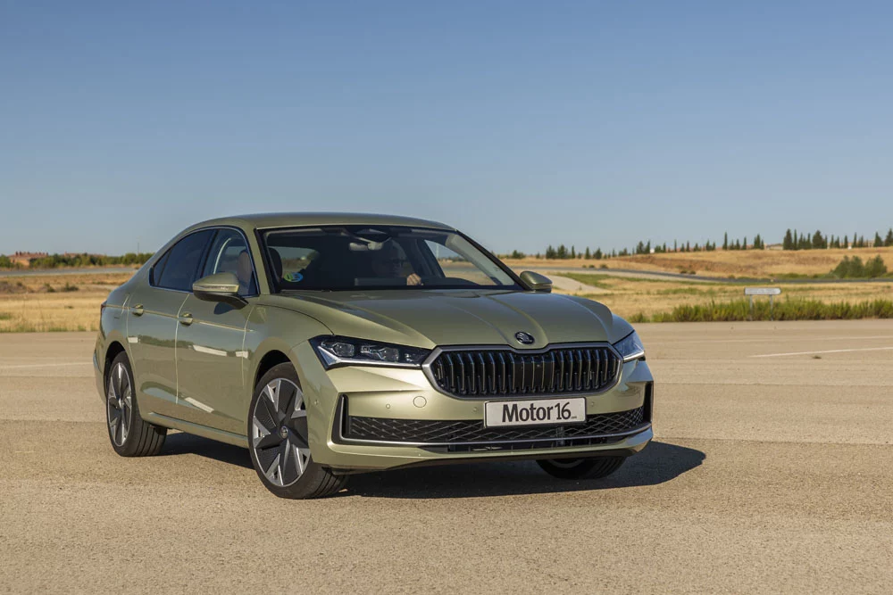 2025 skoda superb prueba 10 Motor16