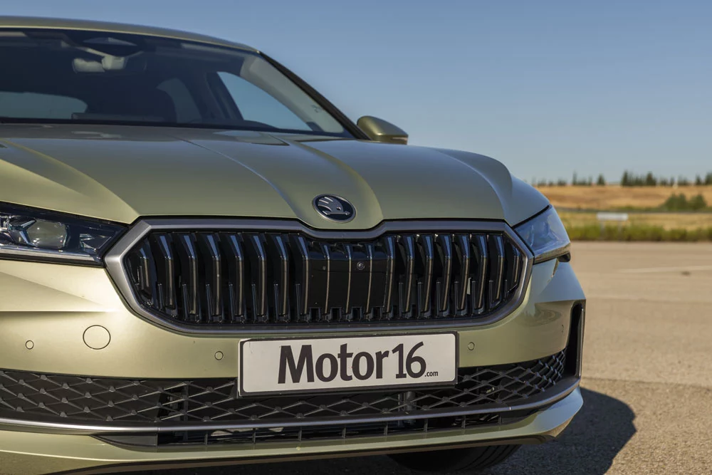 2025 skoda superb prueba 11 Motor16