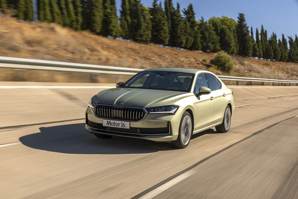 2025 skoda superb prueba 2 Motor16