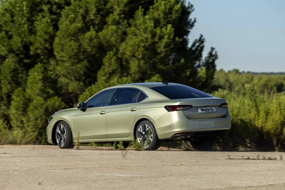2025 skoda superb prueba 3 Motor16