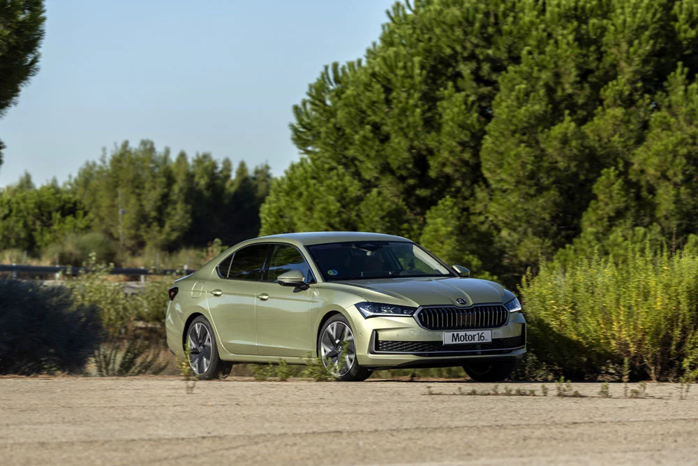 2025 Skoda Superb 1.5 TSI mHEV. Prueba. Imagen curva.