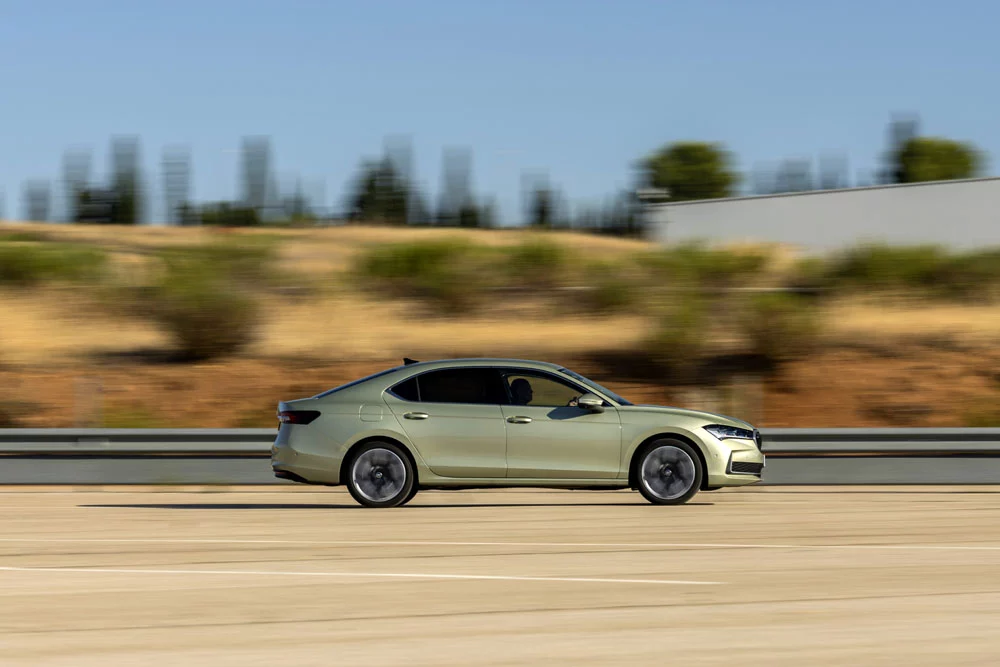 2025 skoda superb prueba 5 Motor16