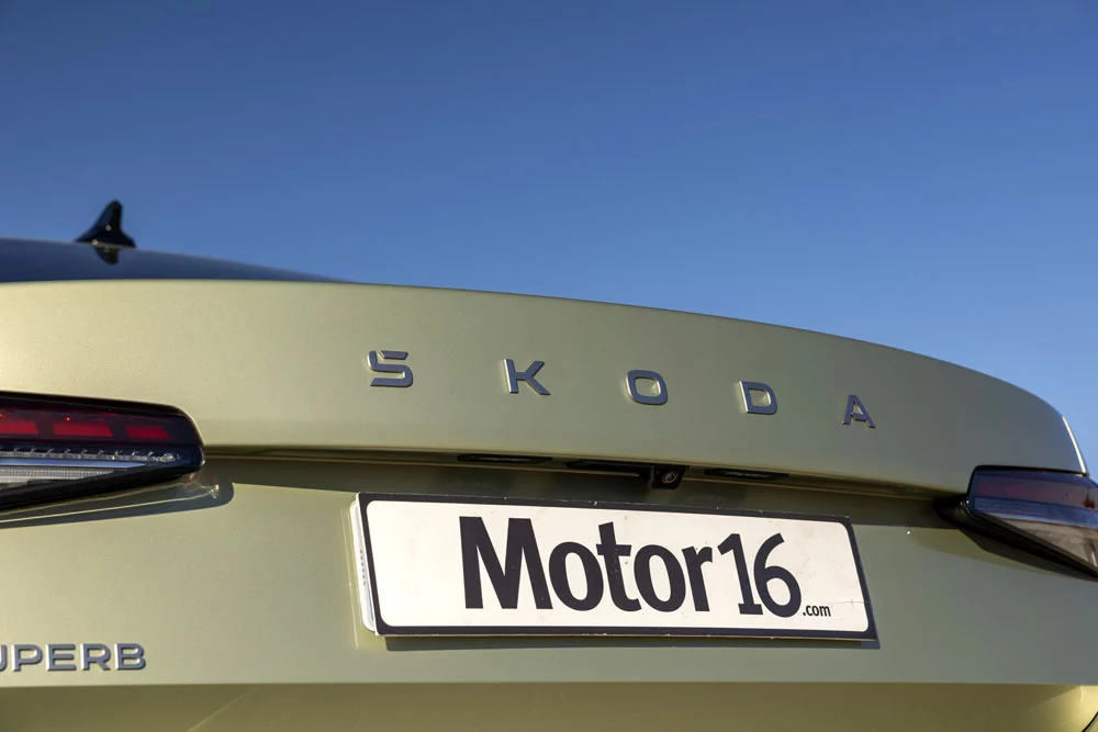 2025 skoda superb prueba 8 Motor16