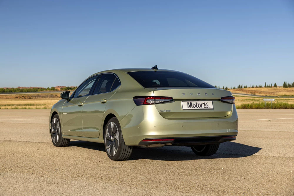 2025 Skoda Superb 1.5 TSI mHEV. Prueba. Imagen trasera.