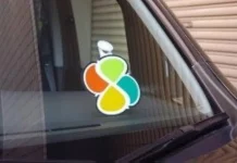 Las dos pegatinas que la DGT podría obligarte a llevar en tu coche: este es su significado