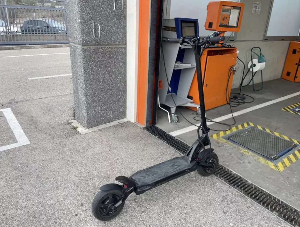 El patinete eléctrico de 'las tres B' cuenta con el beneplácito de la DGT y lo tienes en Amazon a precio de risa 2 Motor16 AEMA ITV Patinete electrico ITV VMP Motor16