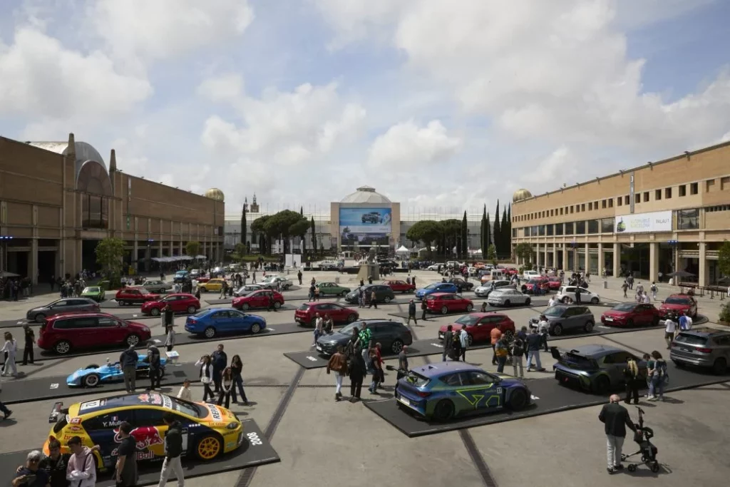 La última edición de Automobile Barcelona, un éxito de público y ventas 1 Motor16 AUTOMOBILE BARCELONA 2025 75 ANOS SEAT Motor16