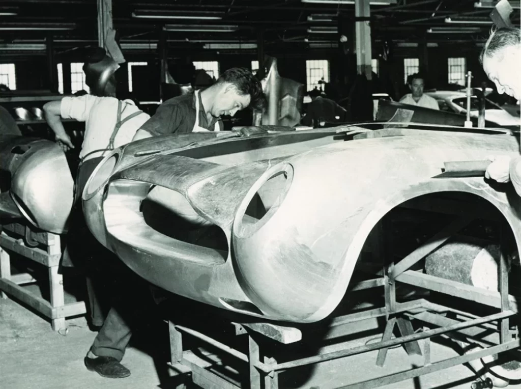 Una de las sedes históricas de Aston Martin cumple 70 años 4 Motor16 An Aston Martin DB5 in production in the Aston Martin Panel Shop at Newport Pagnell in the 1960s Motor16